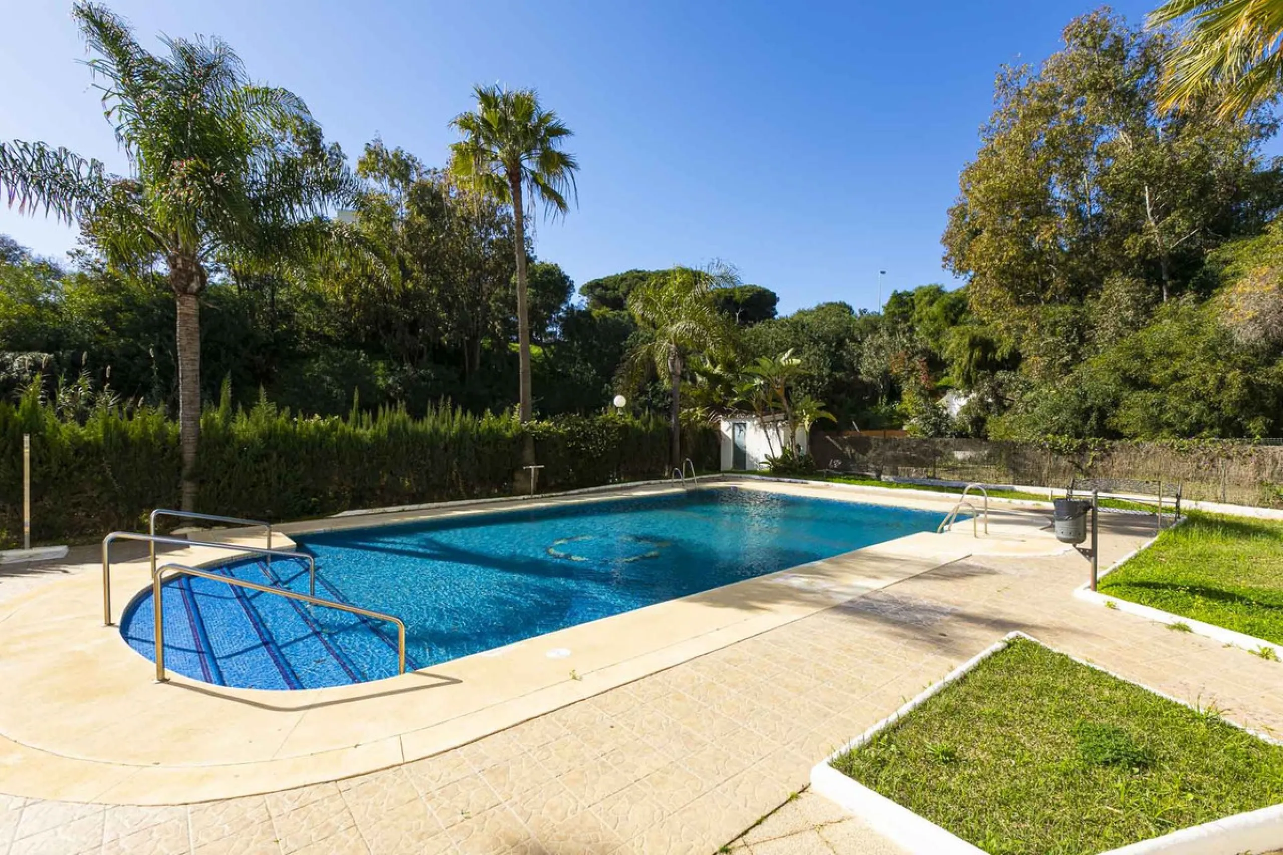 Exceptional apartment in a beachfront residential complex. Very spacious rooms with many possibilities. High rental profitability. Pool views.