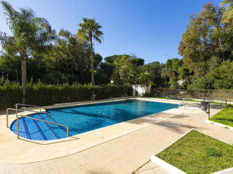 Exceptional apartment in a beachfront residential complex. Very spacious rooms with many possibilities. High rental profitability. Pool views.