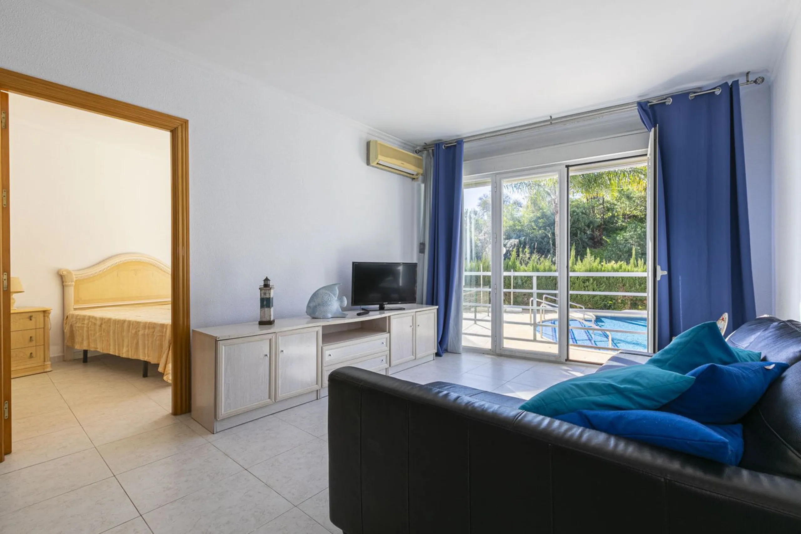 Exceptional apartment in a beachfront residential complex. Very spacious rooms with many possibilities. High rental profitability. Pool views.