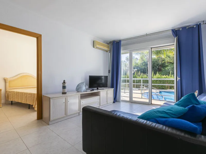 Exceptional apartment in a beachfront residential complex. Very spacious rooms with many possibilities. High rental profitability. Pool views.