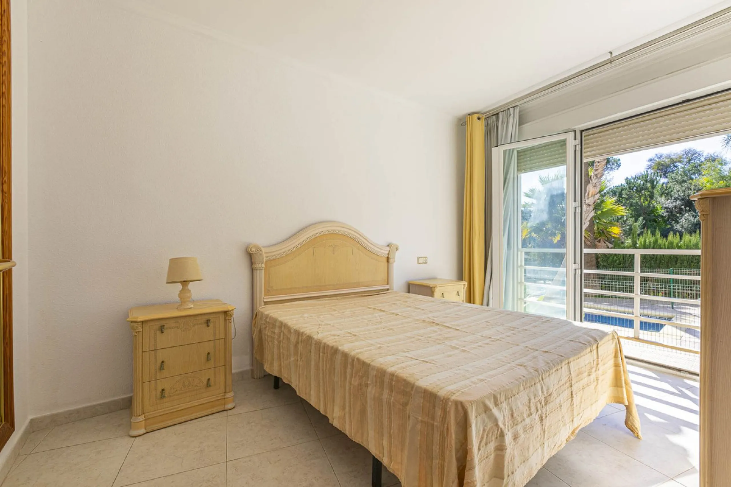 Exceptional apartment in a beachfront residential complex. Very spacious rooms with many possibilities. High rental profitability. Pool views.