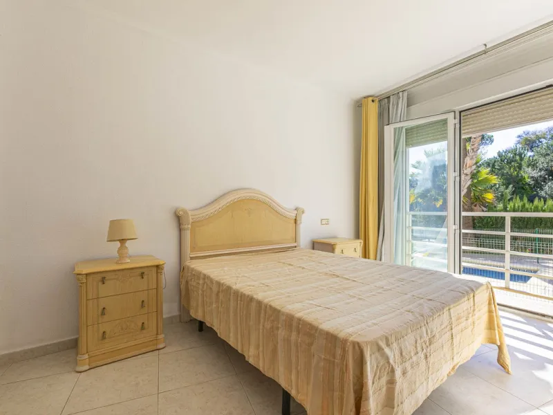 Exceptional apartment in a beachfront residential complex. Very spacious rooms with many possibilities. High rental profitability. Pool views.