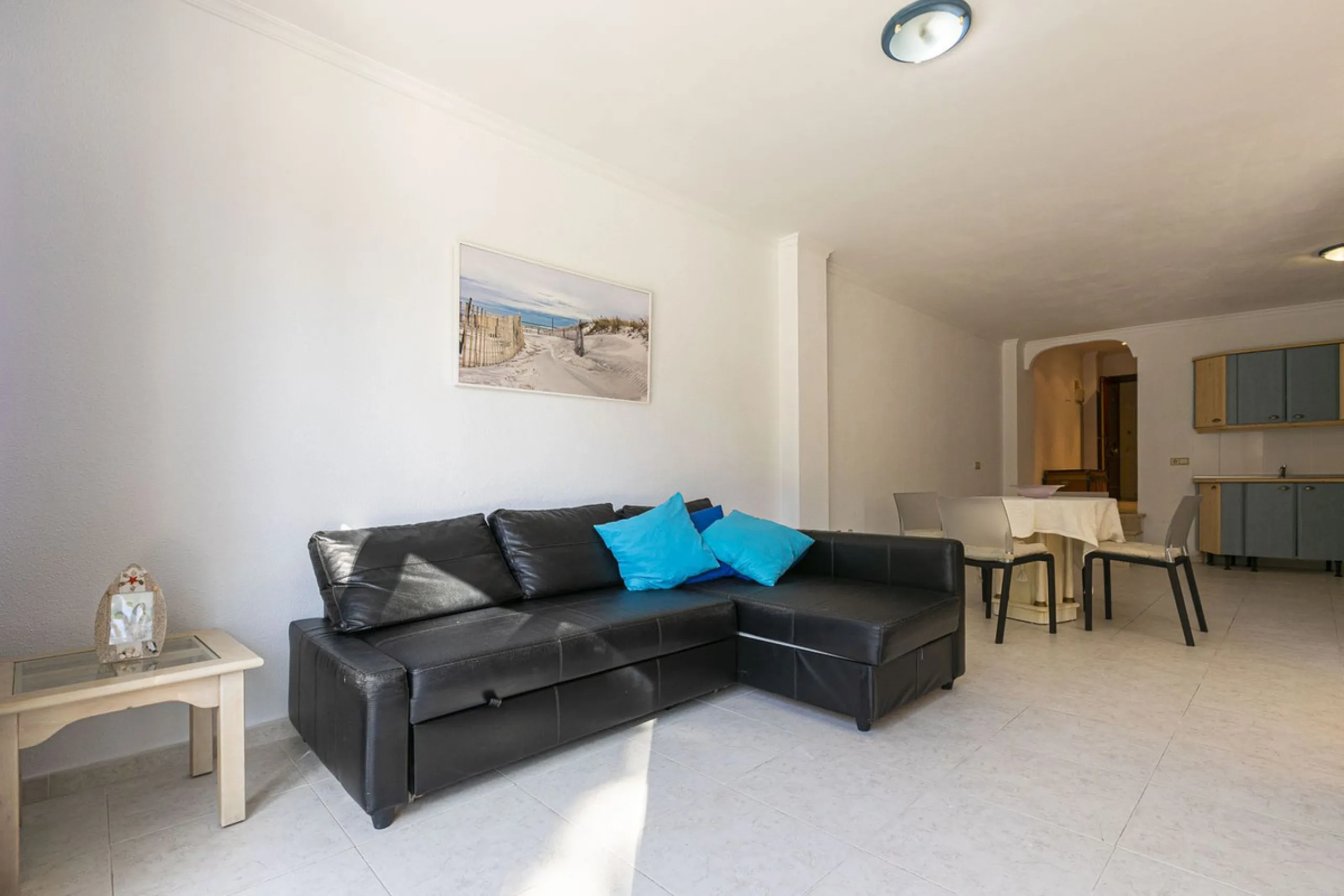 Exceptional apartment in a beachfront residential complex. Very spacious rooms with many possibilities. High rental profitability. Pool views.