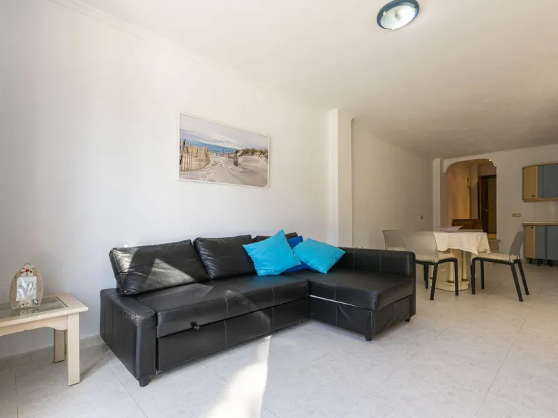 Exceptional apartment in a beachfront residential complex. Very spacious rooms with many possibilities. High rental profitability. Pool views.