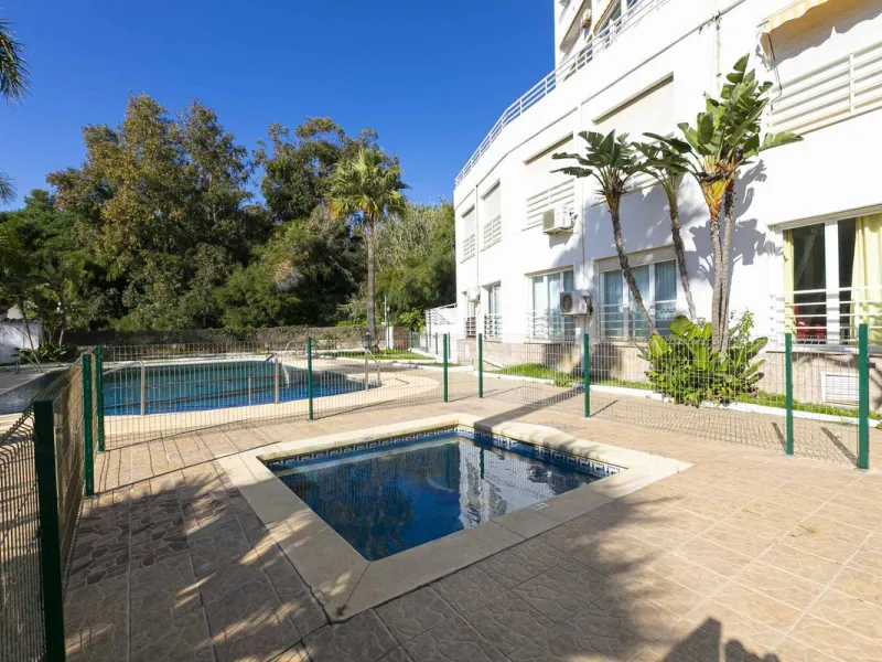 Exceptional apartment in a beachfront residential complex. Very spacious rooms with many possibilities. High rental profitability. Pool views.