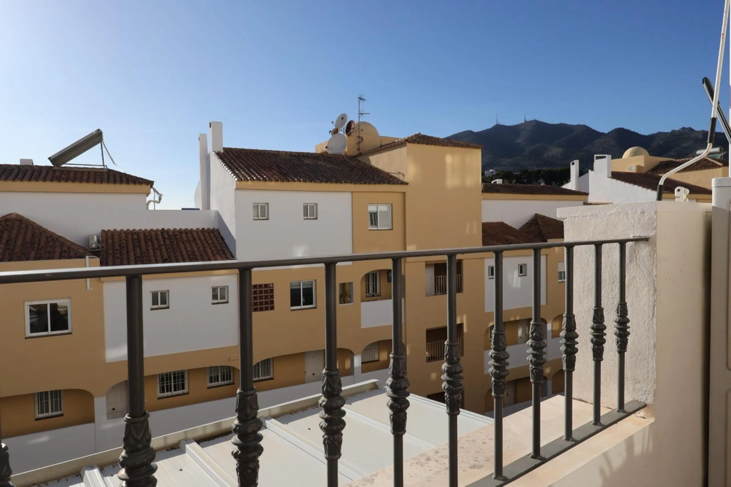 Apartment - Middle Floor Apartment в продаже в Benalmadena, Málaga. В доме 2 спален и 2 ванных комнат. Площадь дома 68 м²