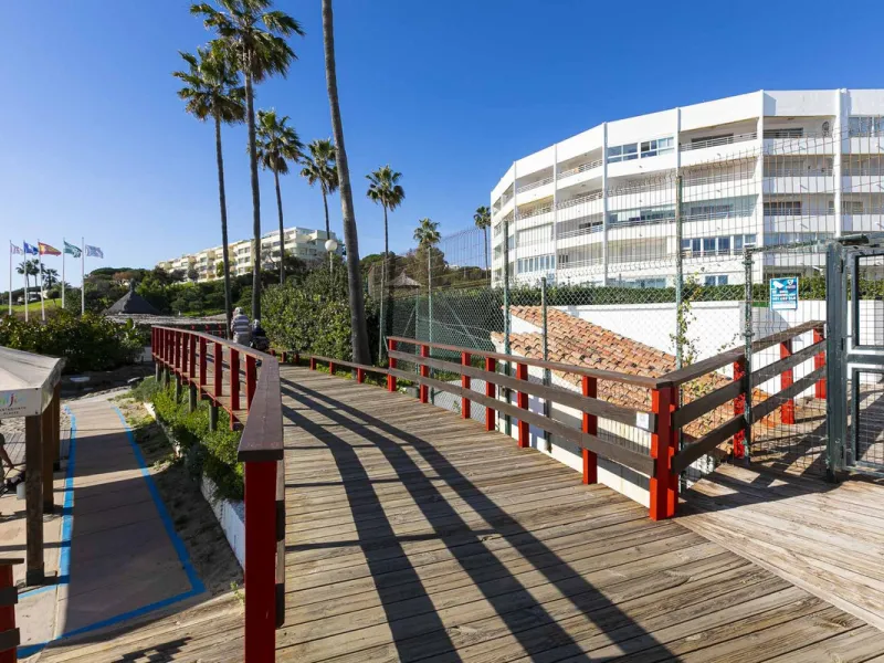 Exceptional apartment in a beachfront residential complex. Very spacious rooms with many possibilities. High rental profitability. Pool views.