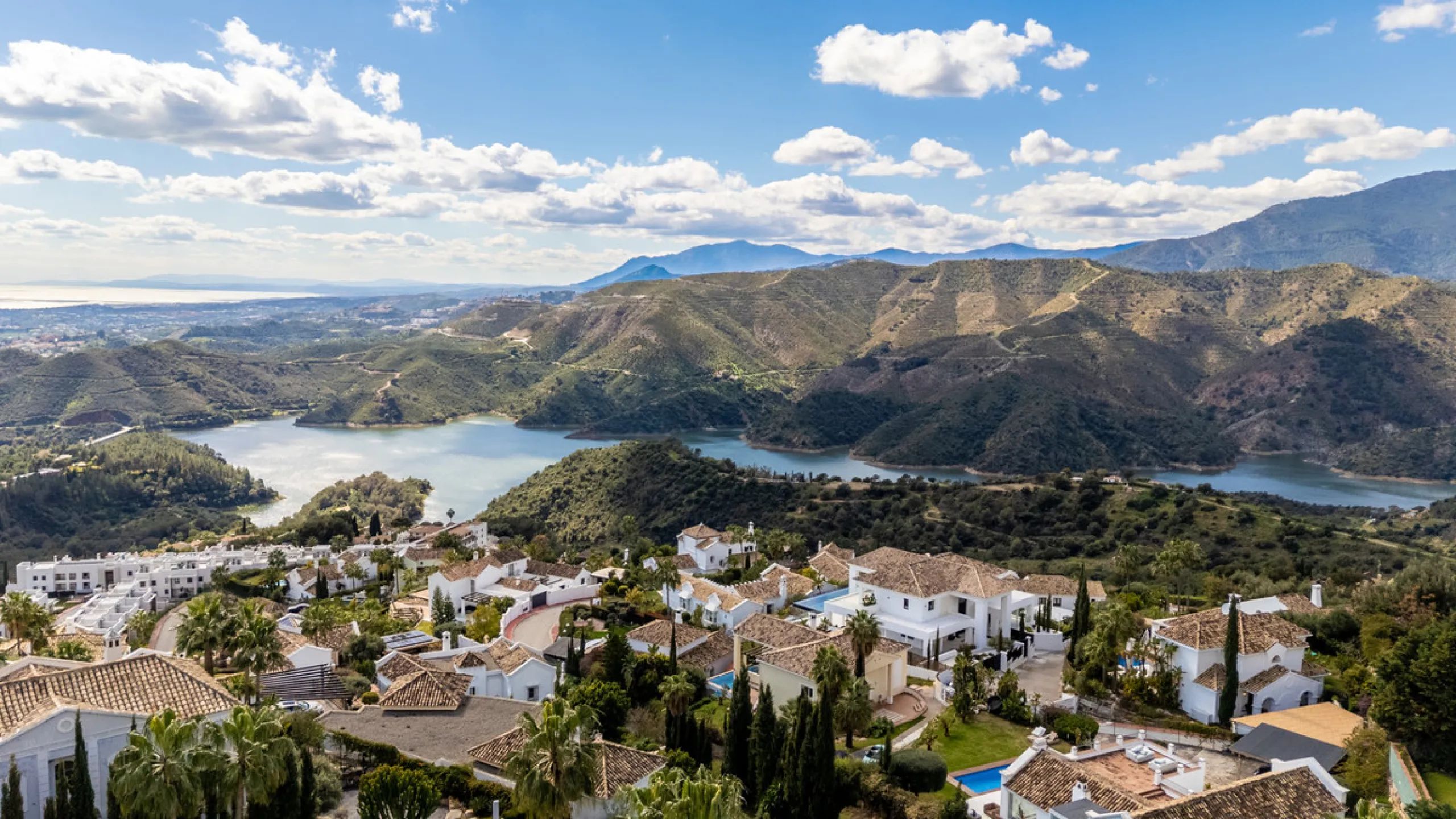 House - Detached Villa в продаже в Istán, Málaga. В доме 4 спален и 4 ванных комнат. Площадь дома 240 м². Площадь участка 900 м²