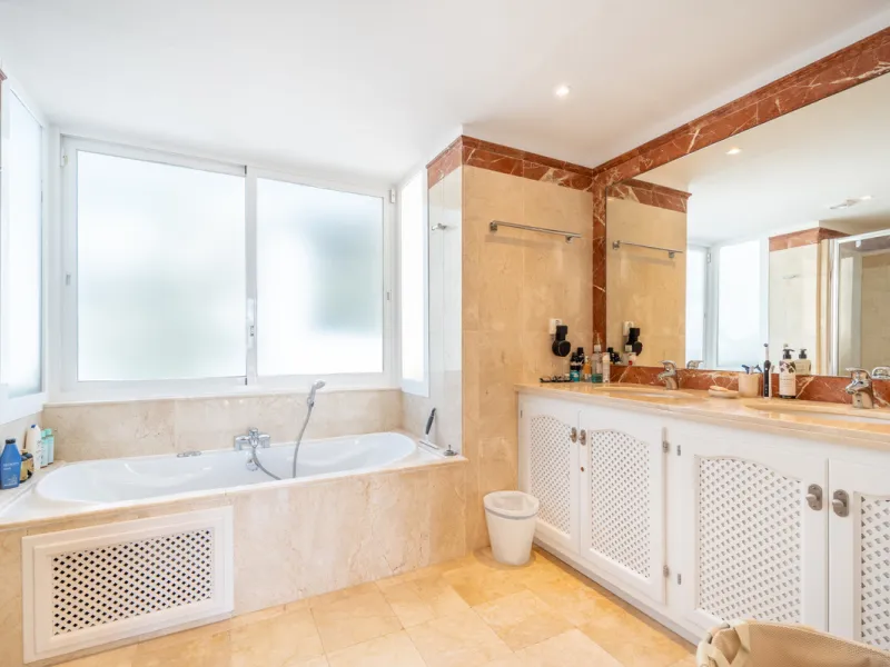 House - Detached Villa в продаже в Istán, Málaga. В доме 4 спален и 4 ванных комнат. Площадь дома 240 м². Площадь участка 900 м²