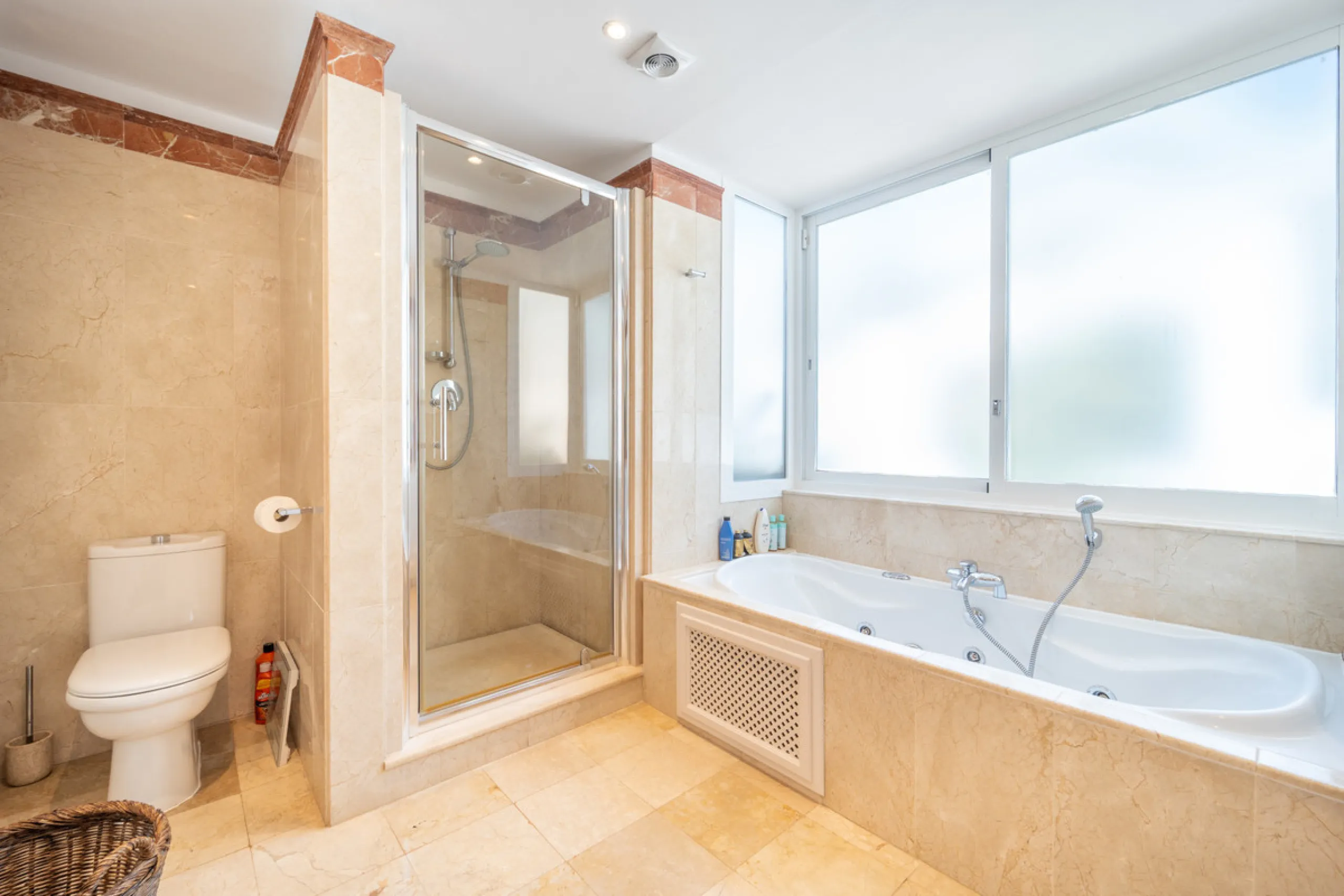 House - Detached Villa в продаже в Istán, Málaga. В доме 4 спален и 4 ванных комнат. Площадь дома 240 м². Площадь участка 900 м²