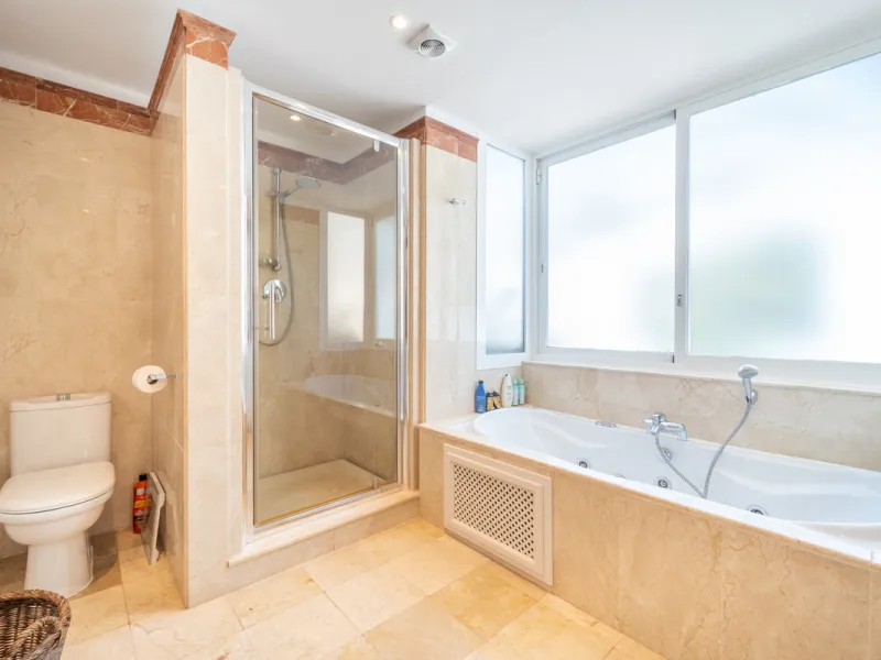 House - Detached Villa в продаже в Istán, Málaga. В доме 4 спален и 4 ванных комнат. Площадь дома 240 м². Площадь участка 900 м²