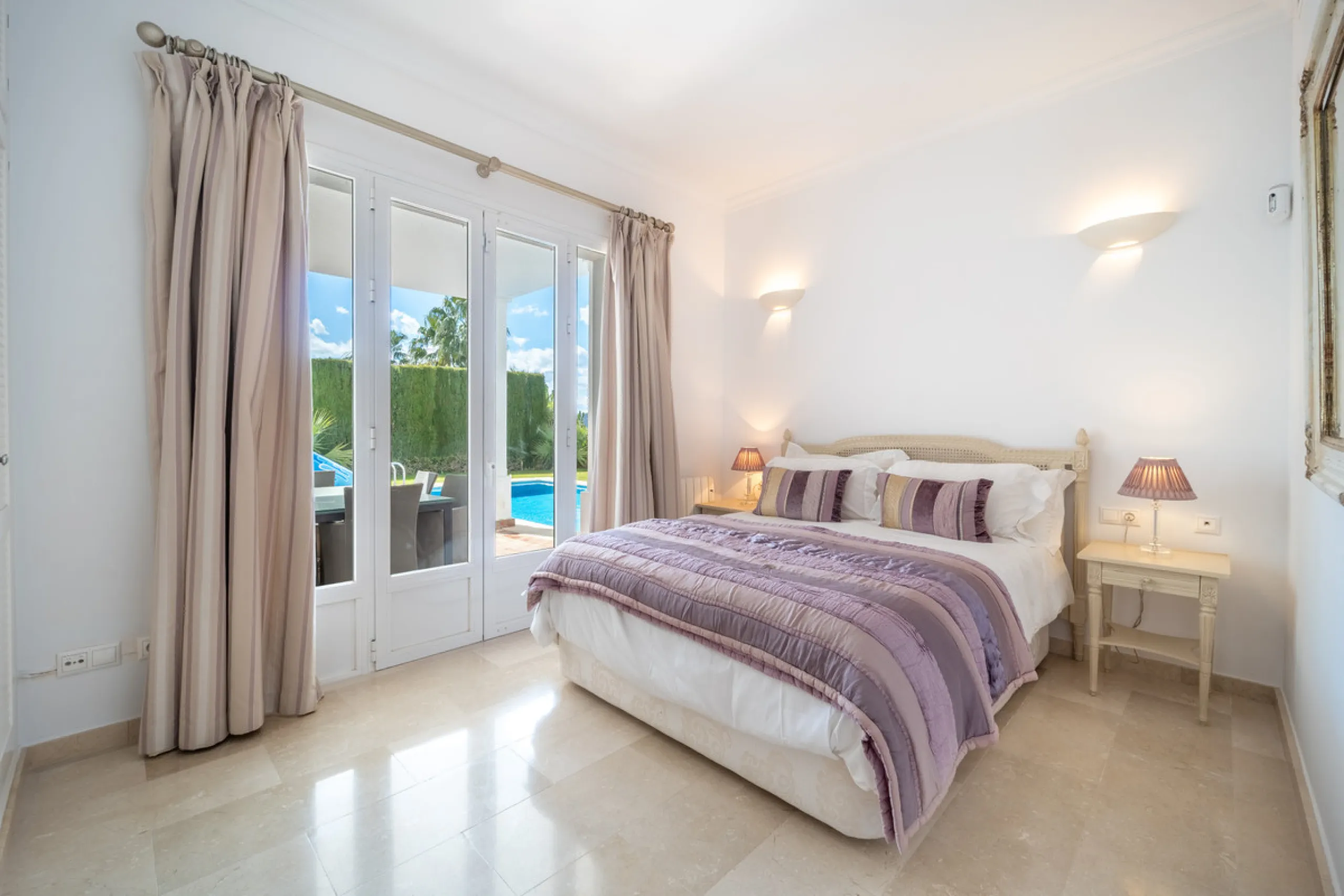 House - Detached Villa в продаже в Istán, Málaga. В доме 4 спален и 4 ванных комнат. Площадь дома 240 м². Площадь участка 900 м²