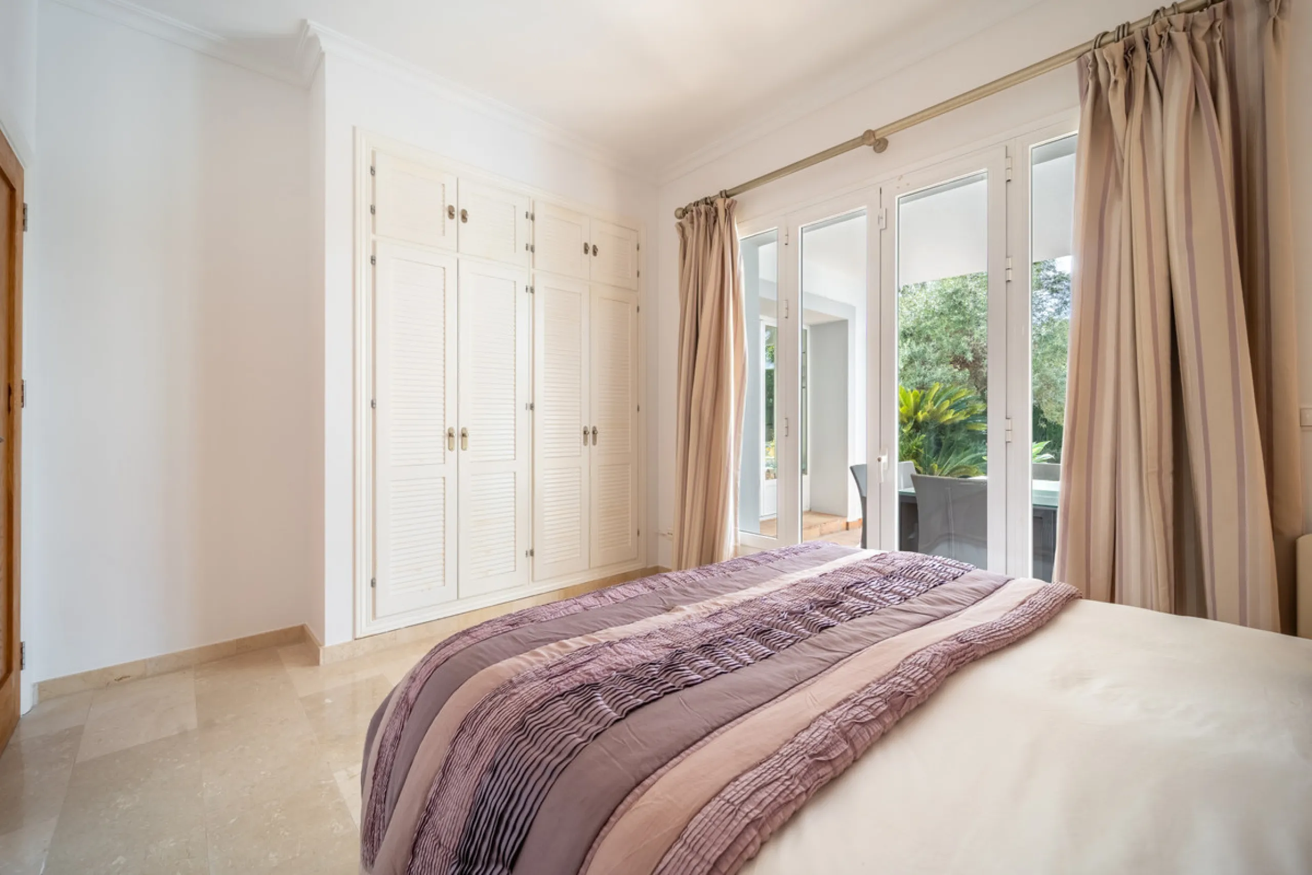 House - Detached Villa в продаже в Istán, Málaga. В доме 4 спален и 4 ванных комнат. Площадь дома 240 м². Площадь участка 900 м²