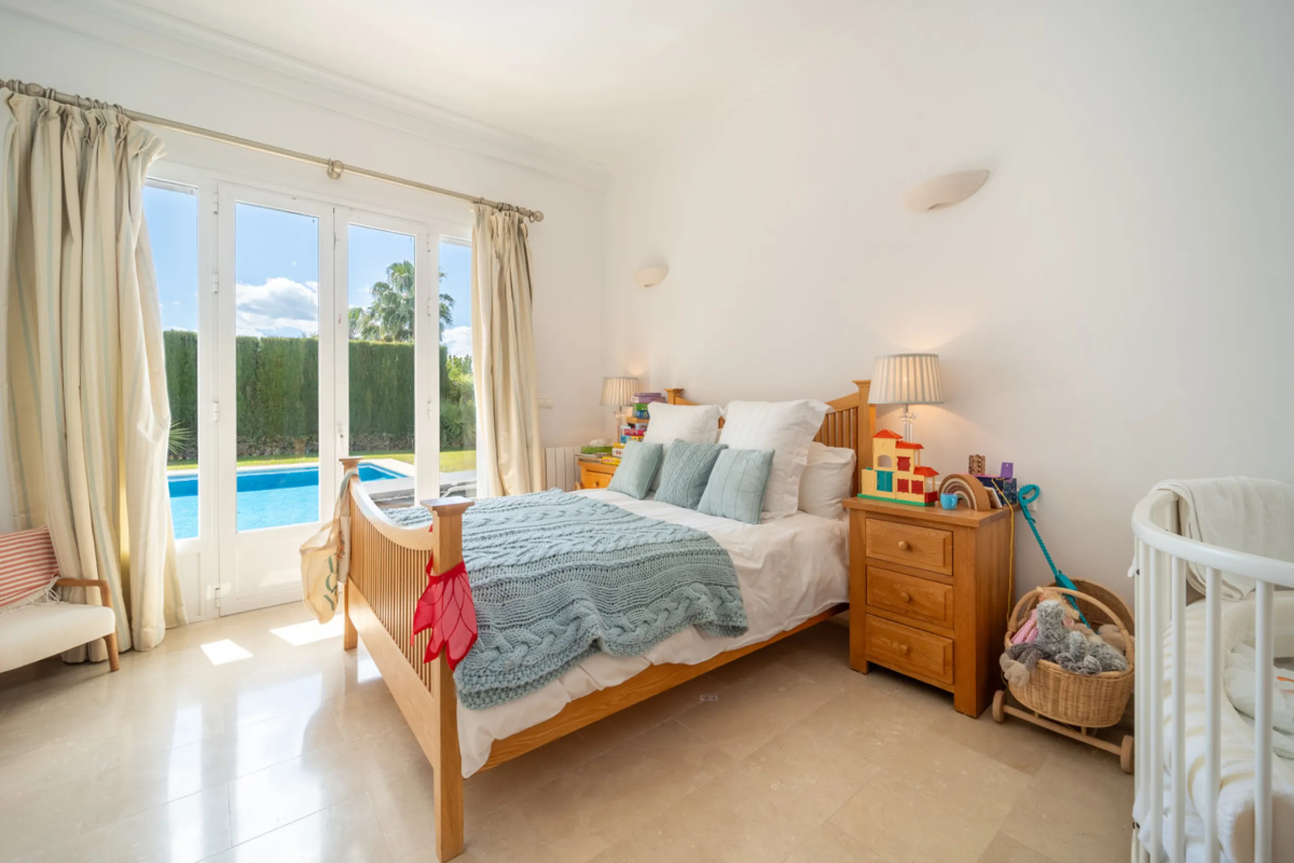 House - Detached Villa в продаже в Istán, Málaga. В доме 4 спален и 4 ванных комнат. Площадь дома 240 м². Площадь участка 900 м²
