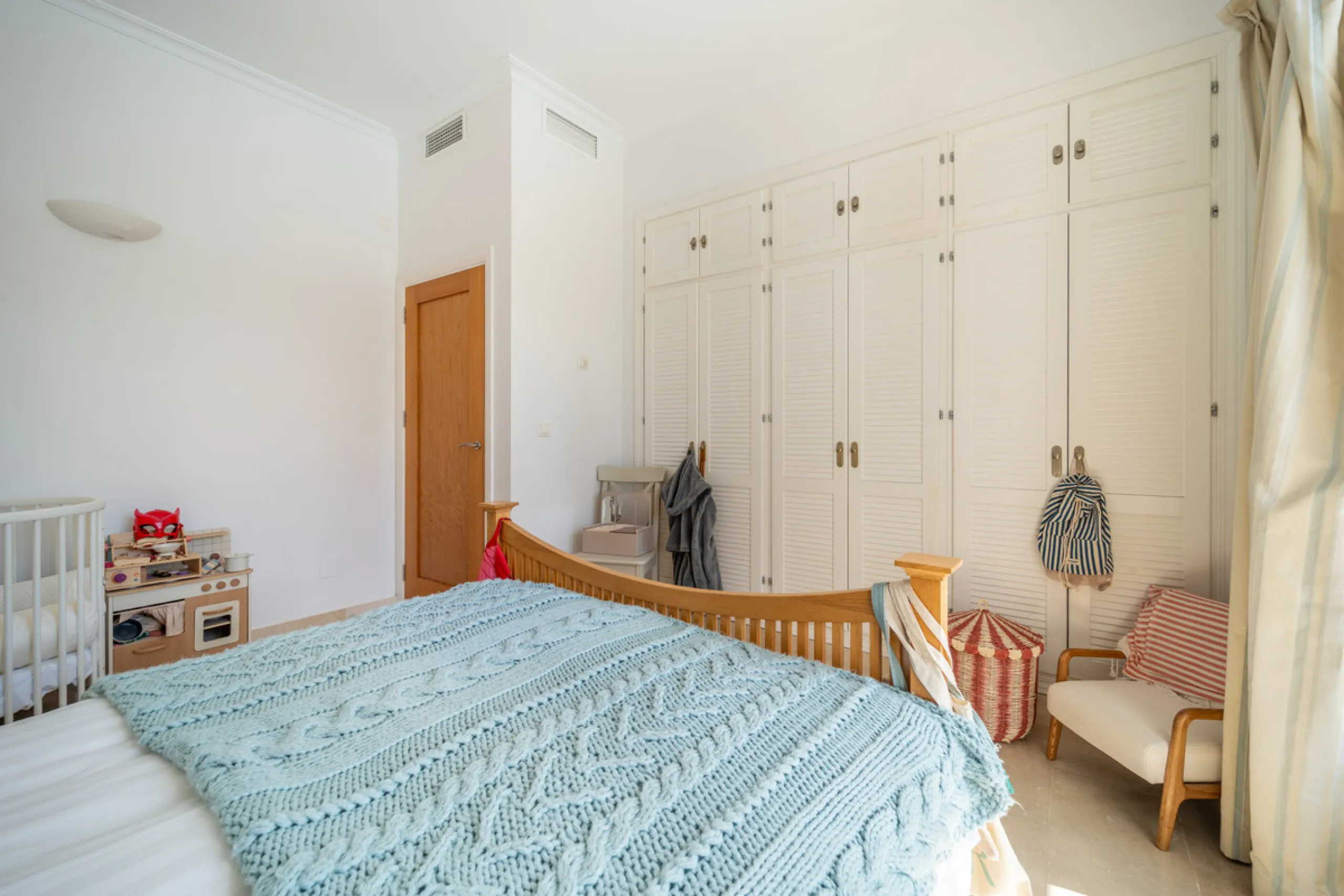 House - Detached Villa в продаже в Istán, Málaga. В доме 4 спален и 4 ванных комнат. Площадь дома 240 м². Площадь участка 900 м²