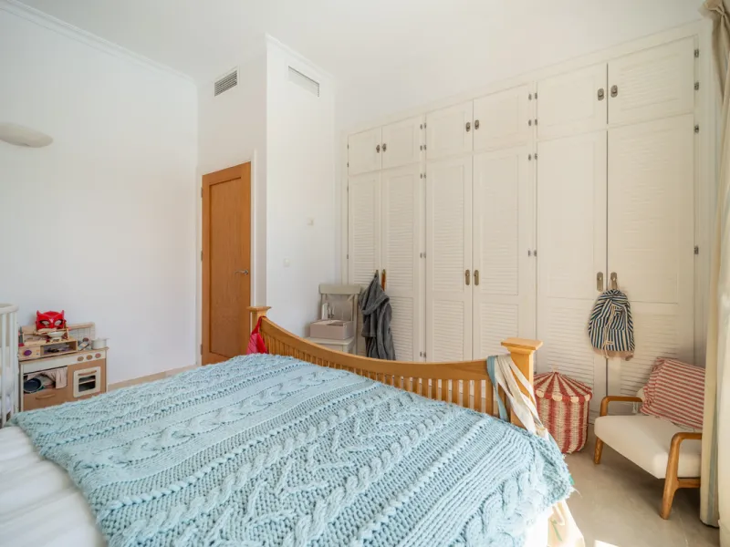 House - Detached Villa в продаже в Istán, Málaga. В доме 4 спален и 4 ванных комнат. Площадь дома 240 м². Площадь участка 900 м²