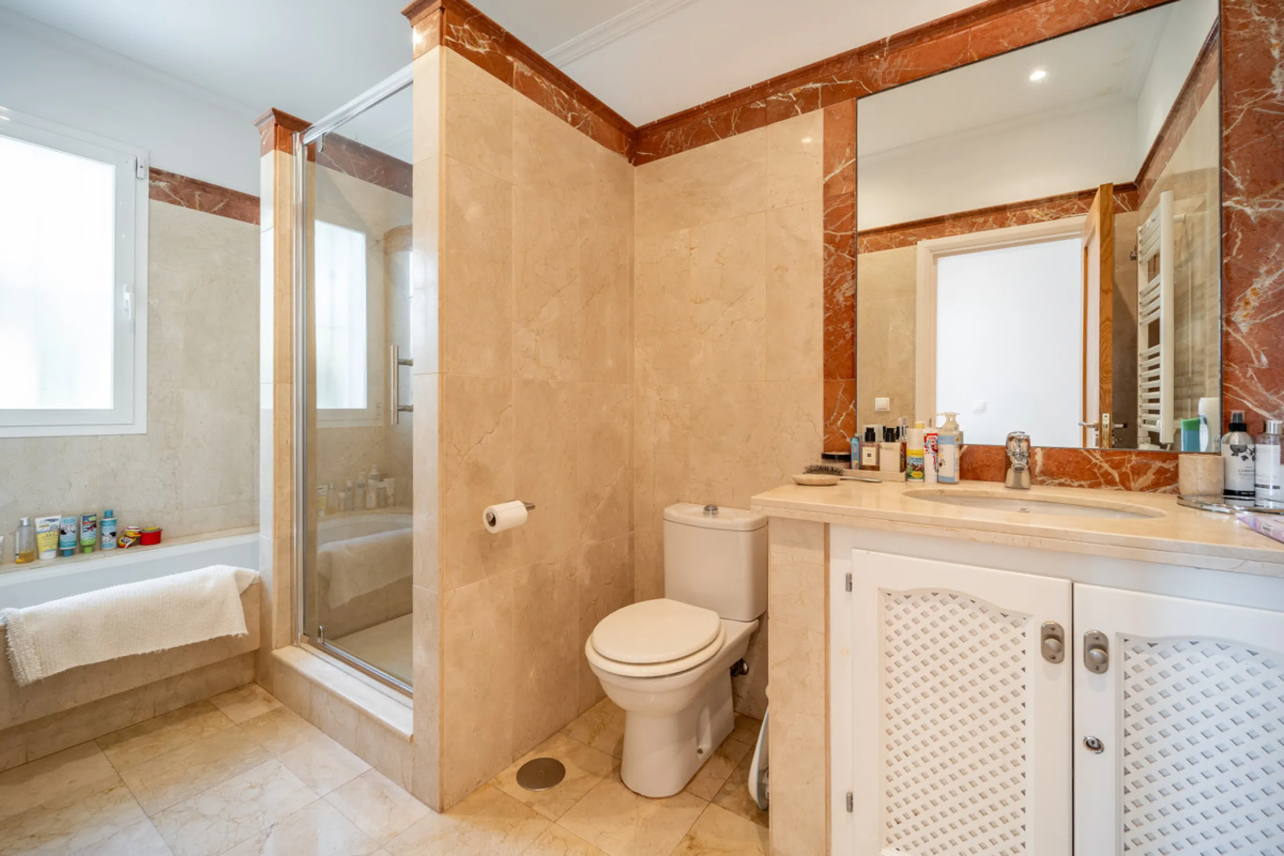 House - Detached Villa в продаже в Istán, Málaga. В доме 4 спален и 4 ванных комнат. Площадь дома 240 м². Площадь участка 900 м²