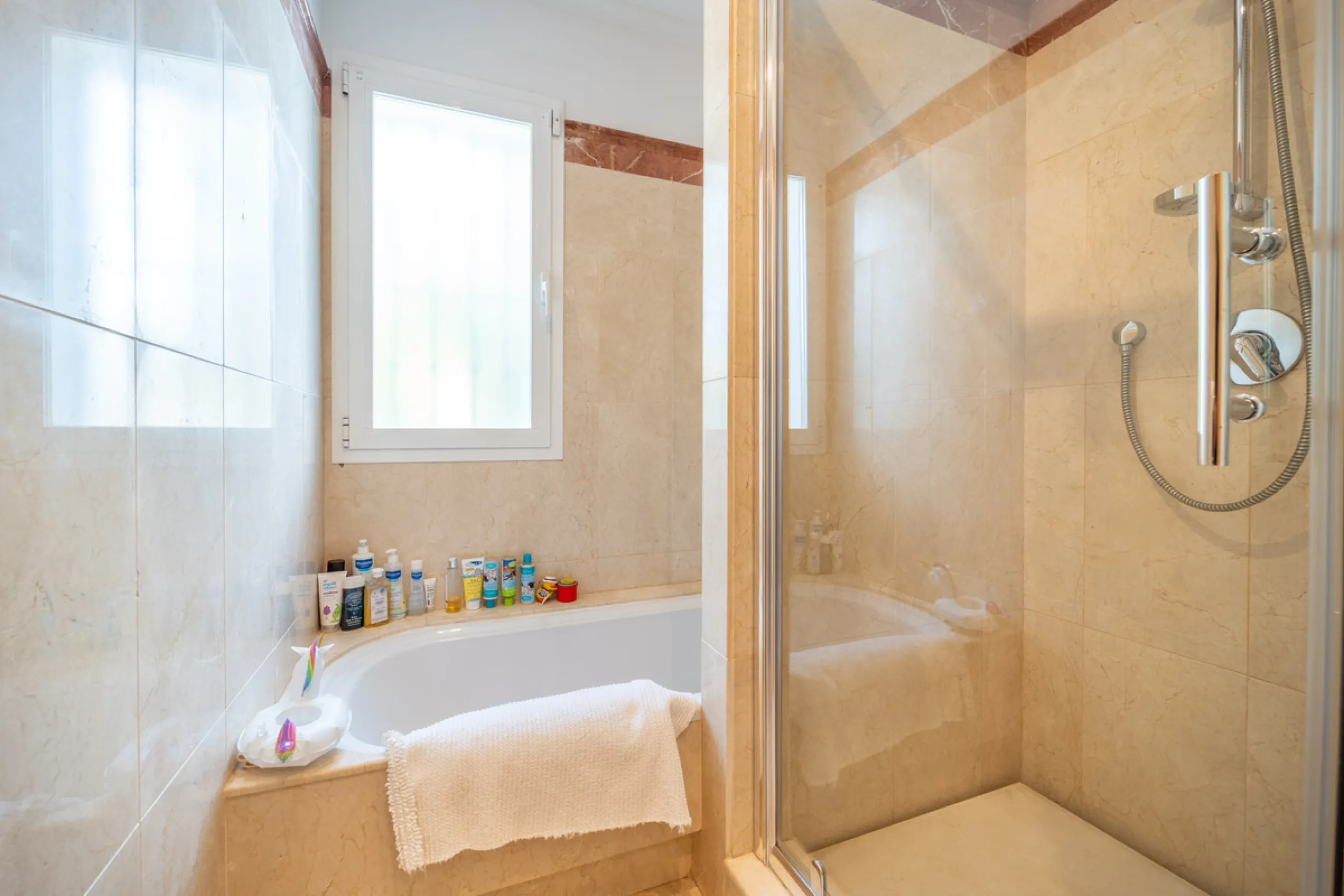 House - Detached Villa в продаже в Istán, Málaga. В доме 4 спален и 4 ванных комнат. Площадь дома 240 м². Площадь участка 900 м²