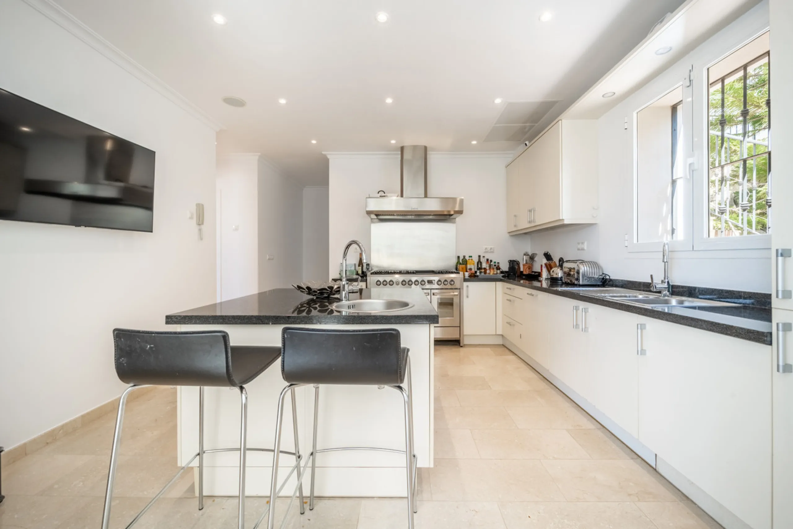 House - Detached Villa в продаже в Istán, Málaga. В доме 4 спален и 4 ванных комнат. Площадь дома 240 м². Площадь участка 900 м²