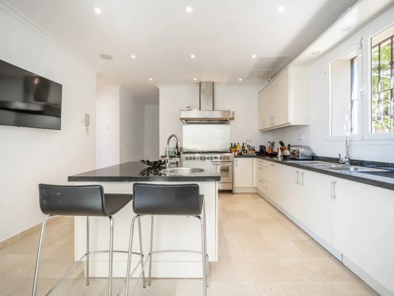 House - Detached Villa в продаже в Istán, Málaga. В доме 4 спален и 4 ванных комнат. Площадь дома 240 м². Площадь участка 900 м²