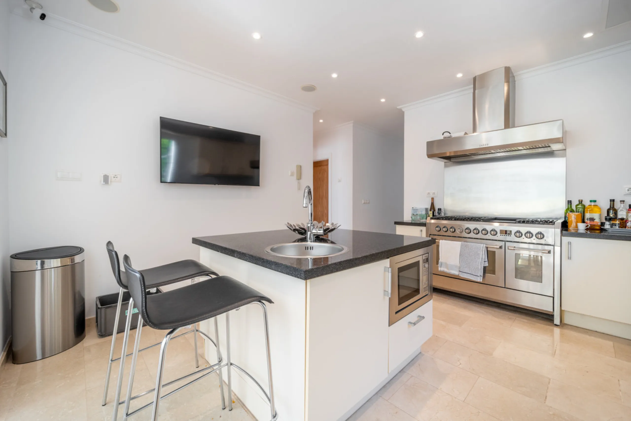 House - Detached Villa в продаже в Istán, Málaga. В доме 4 спален и 4 ванных комнат. Площадь дома 240 м². Площадь участка 900 м²