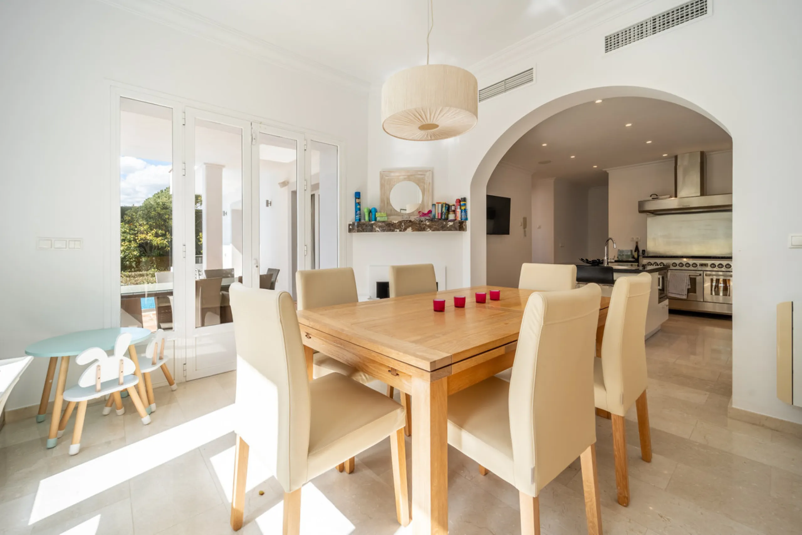 House - Detached Villa в продаже в Istán, Málaga. В доме 4 спален и 4 ванных комнат. Площадь дома 240 м². Площадь участка 900 м²