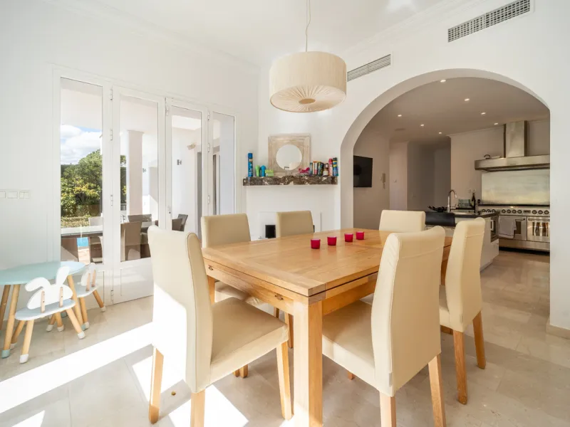 House - Detached Villa в продаже в Istán, Málaga. В доме 4 спален и 4 ванных комнат. Площадь дома 240 м². Площадь участка 900 м²