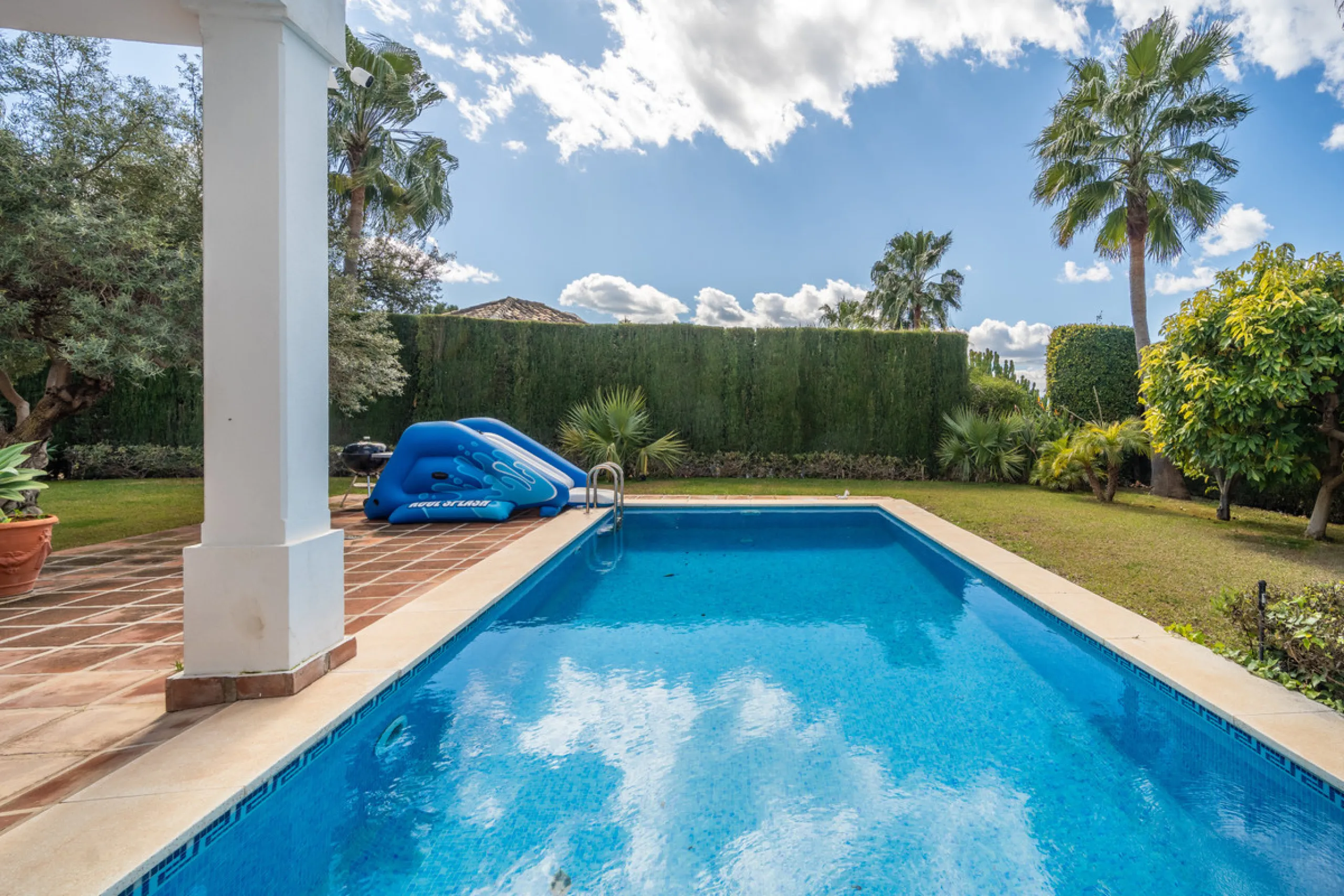 House - Detached Villa в продаже в Istán, Málaga. В доме 4 спален и 4 ванных комнат. Площадь дома 240 м². Площадь участка 900 м²