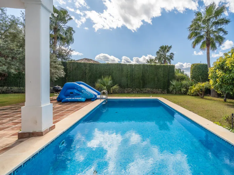 House - Detached Villa в продаже в Istán, Málaga. В доме 4 спален и 4 ванных комнат. Площадь дома 240 м². Площадь участка 900 м²