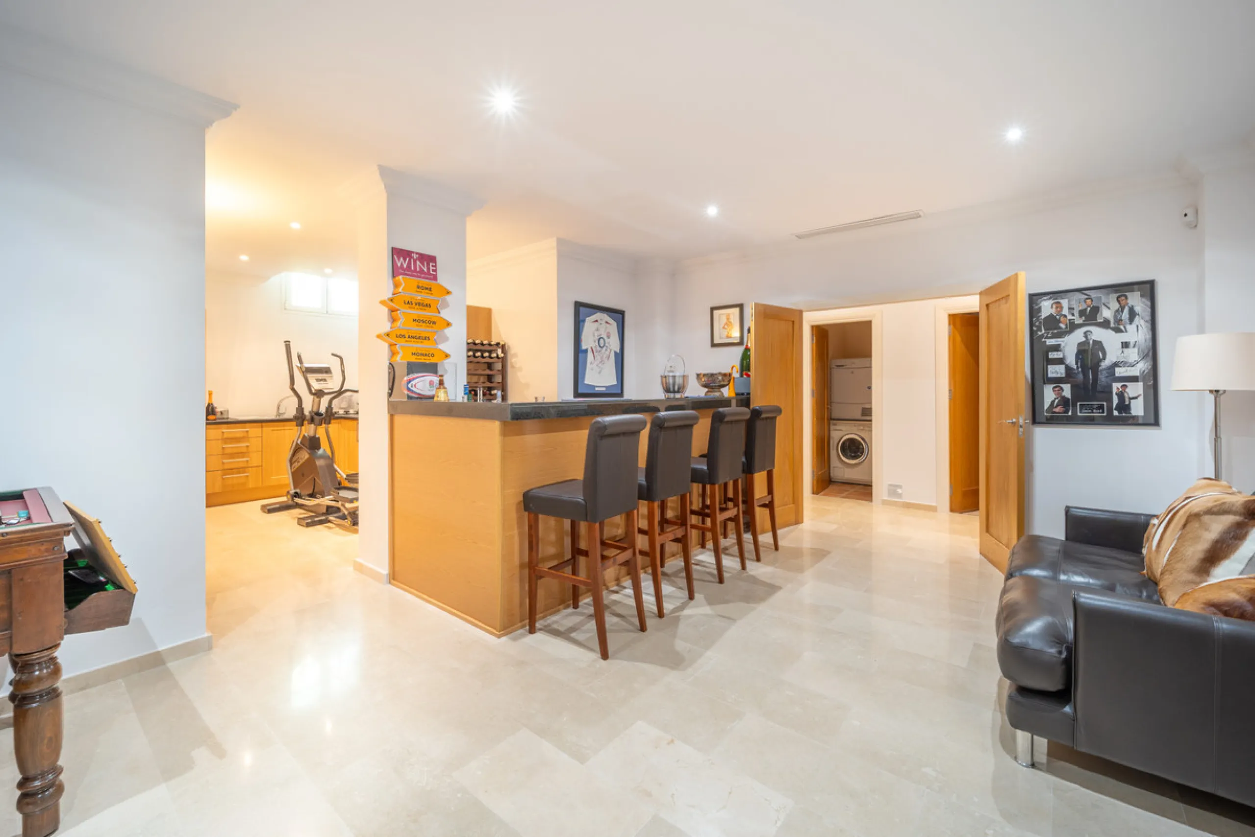 House - Detached Villa в продаже в Istán, Málaga. В доме 4 спален и 4 ванных комнат. Площадь дома 240 м². Площадь участка 900 м²