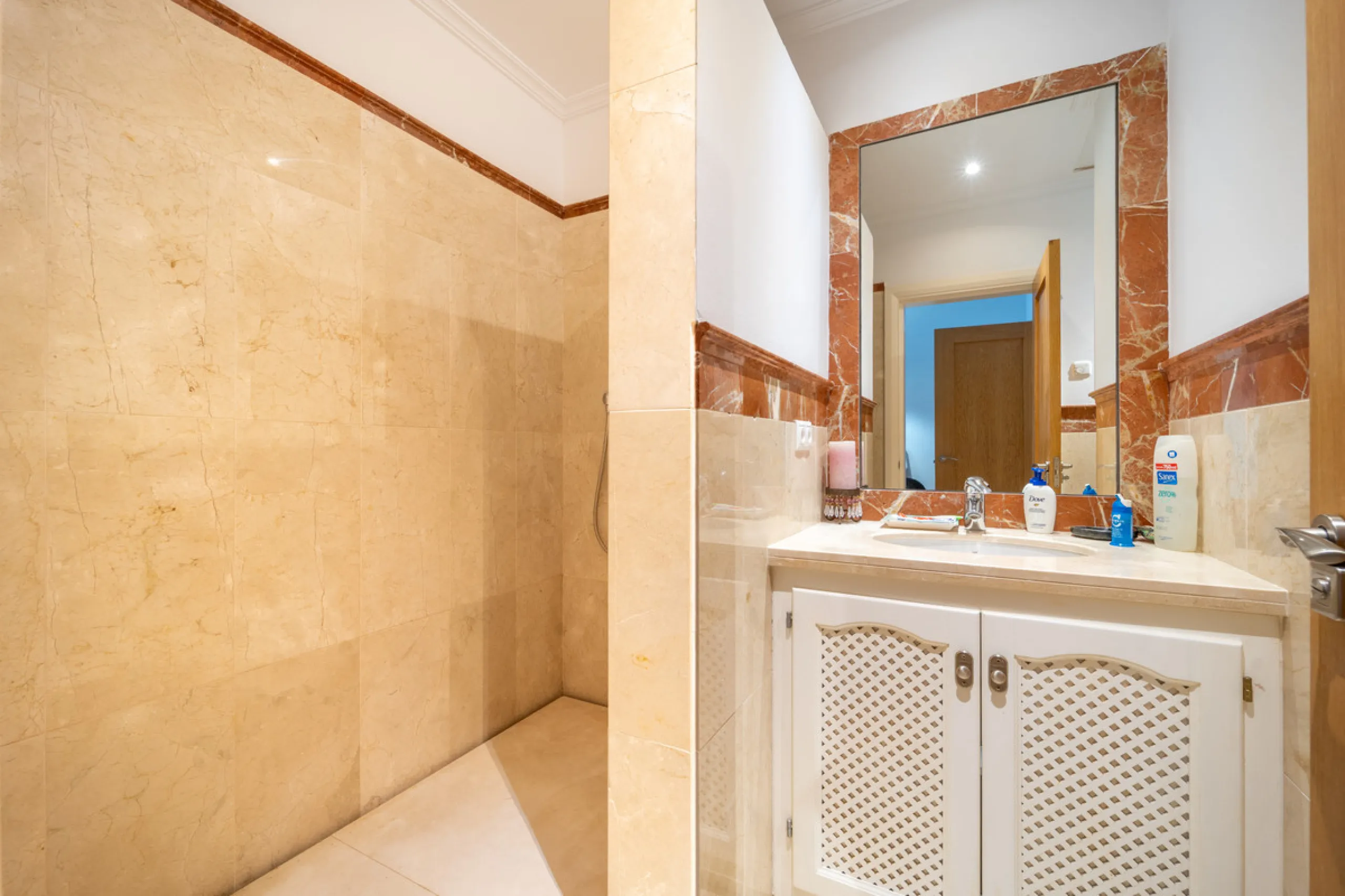 House - Detached Villa в продаже в Istán, Málaga. В доме 4 спален и 4 ванных комнат. Площадь дома 240 м². Площадь участка 900 м²