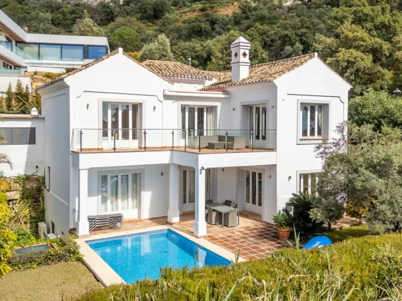 House - Detached Villa в продаже в Istán, Málaga. В доме 4 спален и 4 ванных комнат. Площадь дома 240 м². Площадь участка 900 м²