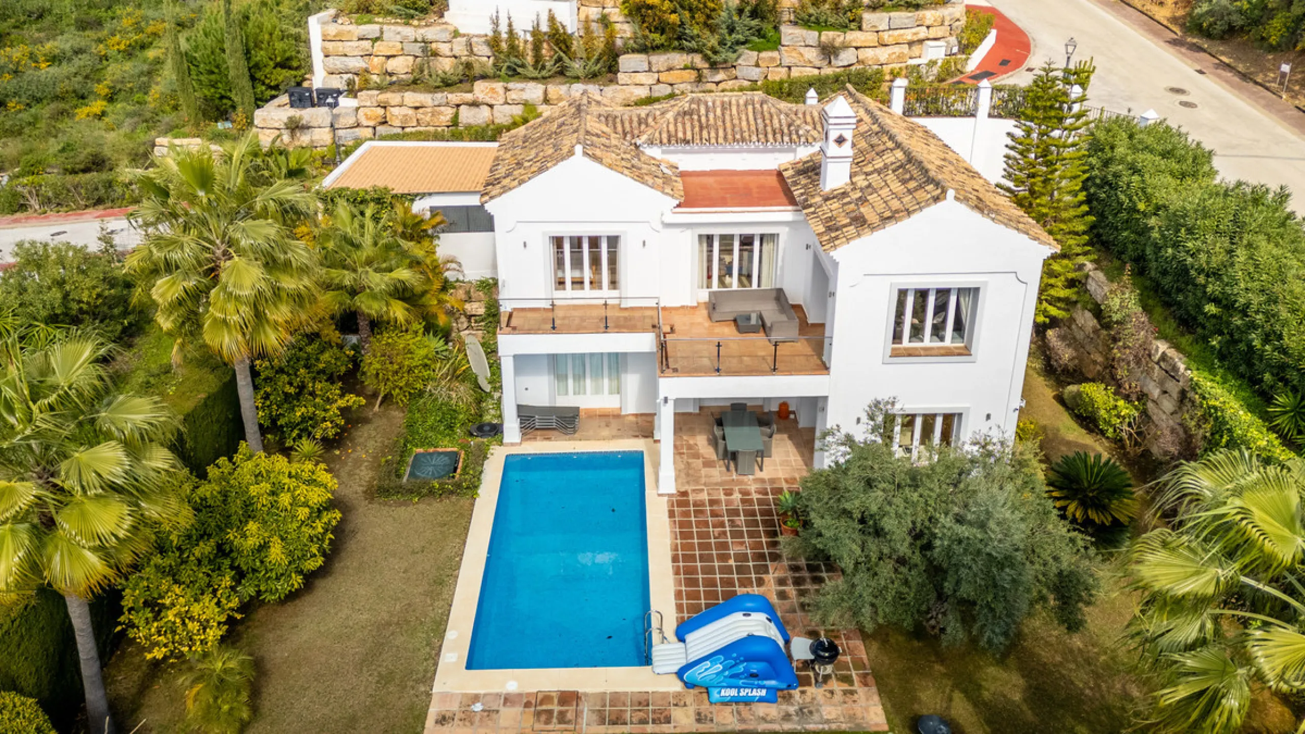 House - Detached Villa в продаже в Istán, Málaga. В доме 4 спален и 4 ванных комнат. Площадь дома 240 м². Площадь участка 900 м²