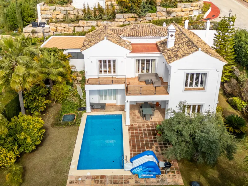 House - Detached Villa в продаже в Istán, Málaga. В доме 4 спален и 4 ванных комнат. Площадь дома 240 м². Площадь участка 900 м²
