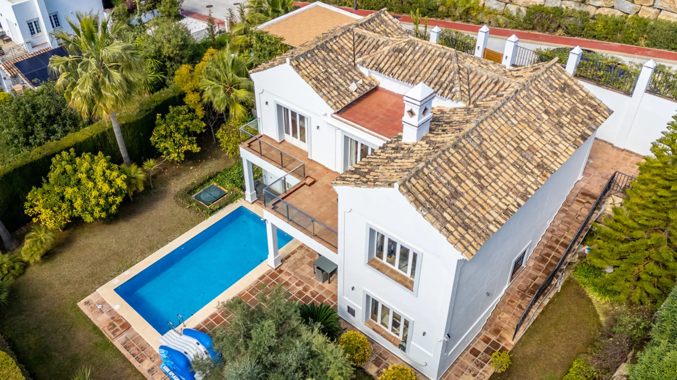 House - Detached Villa в продаже в Istán, Málaga. В доме 4 спален и 4 ванных комнат. Площадь дома 240 м². Площадь участка 900 м²
