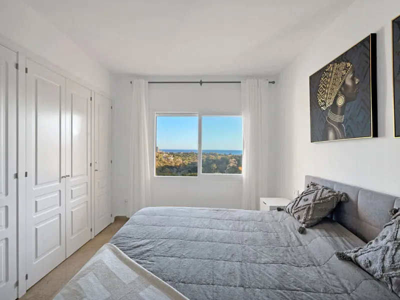 Located in the sought-after Elviria Hills community, this well-positioned 2-bedroom, 2-bathroom apartment offers stunning panoramic sea views and a full south-facing orientation. Situated in one of the best blocks of the development, this home provides a 
