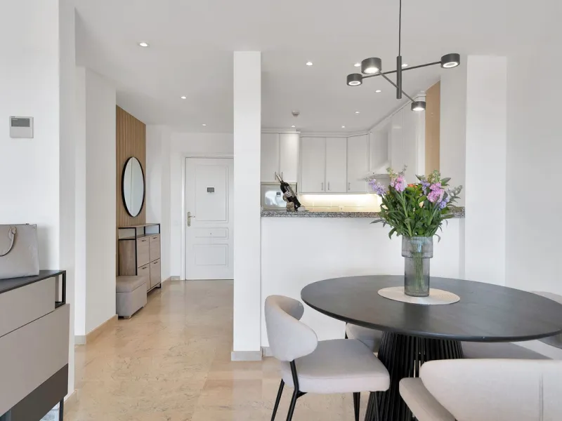 Located in the sought-after Elviria Hills community, this well-positioned 2-bedroom, 2-bathroom apartment offers stunning panoramic sea views and a full south-facing orientation. Situated in one of the best blocks of the development, this home provides a 