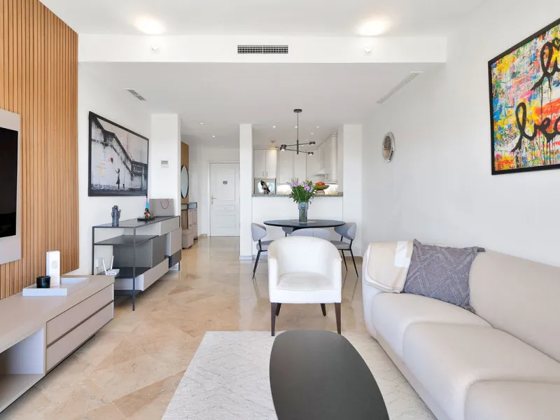 Located in the sought-after Elviria Hills community, this well-positioned 2-bedroom, 2-bathroom apartment offers stunning panoramic sea views and a full south-facing orientation. Situated in one of the best blocks of the development, this home provides a 