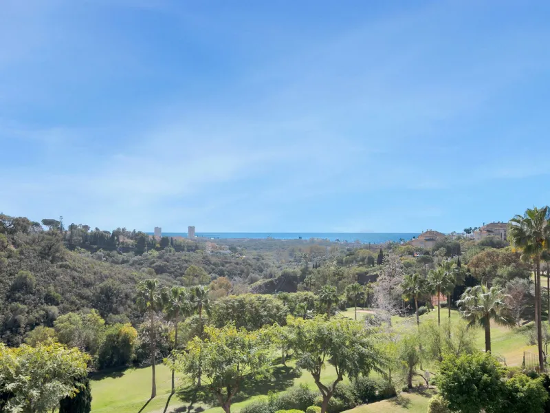 Located in the sought-after Elviria Hills community, this well-positioned 2-bedroom, 2-bathroom apartment offers stunning panoramic sea views and a full south-facing orientation. Situated in one of the best blocks of the development, this home provides a 