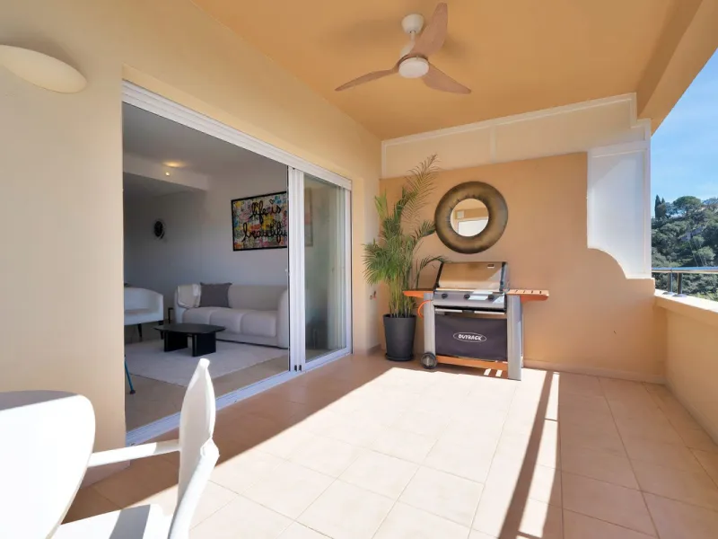 Located in the sought-after Elviria Hills community, this well-positioned 2-bedroom, 2-bathroom apartment offers stunning panoramic sea views and a full south-facing orientation. Situated in one of the best blocks of the development, this home provides a 