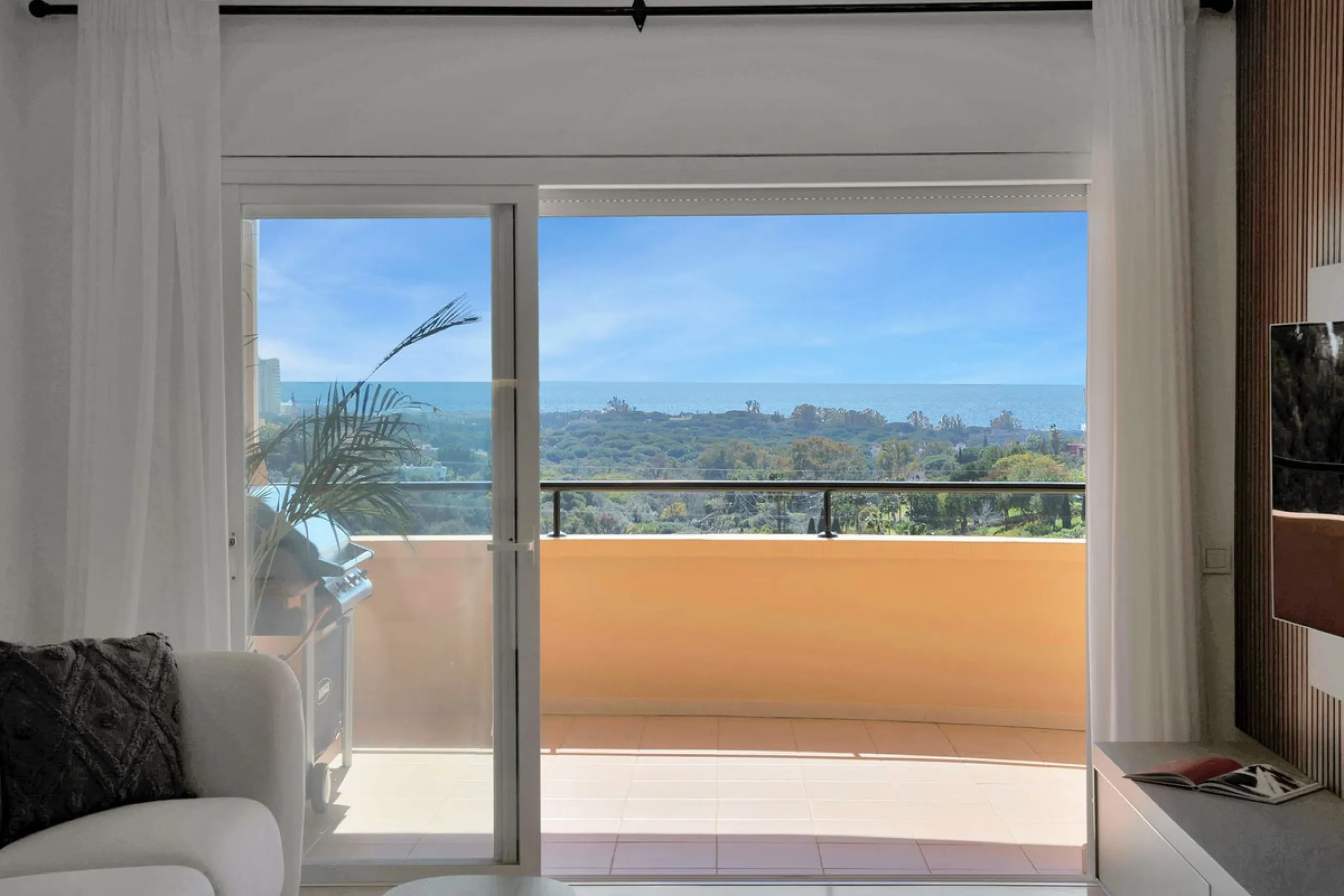 Located in the sought-after Elviria Hills community, this well-positioned 2-bedroom, 2-bathroom apartment offers stunning panoramic sea views and a full south-facing orientation. Situated in one of the best blocks of the development, this home provides a 
