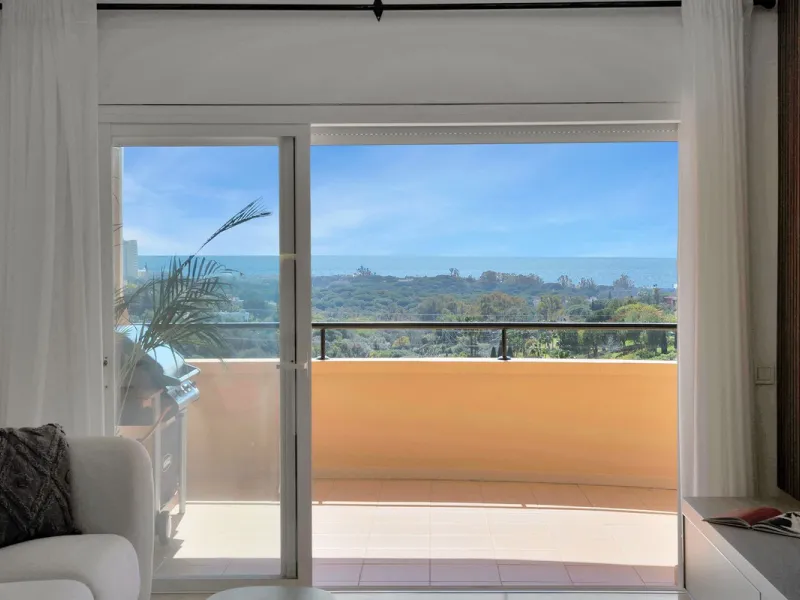 Located in the sought-after Elviria Hills community, this well-positioned 2-bedroom, 2-bathroom apartment offers stunning panoramic sea views and a full south-facing orientation. Situated in one of the best blocks of the development, this home provides a 