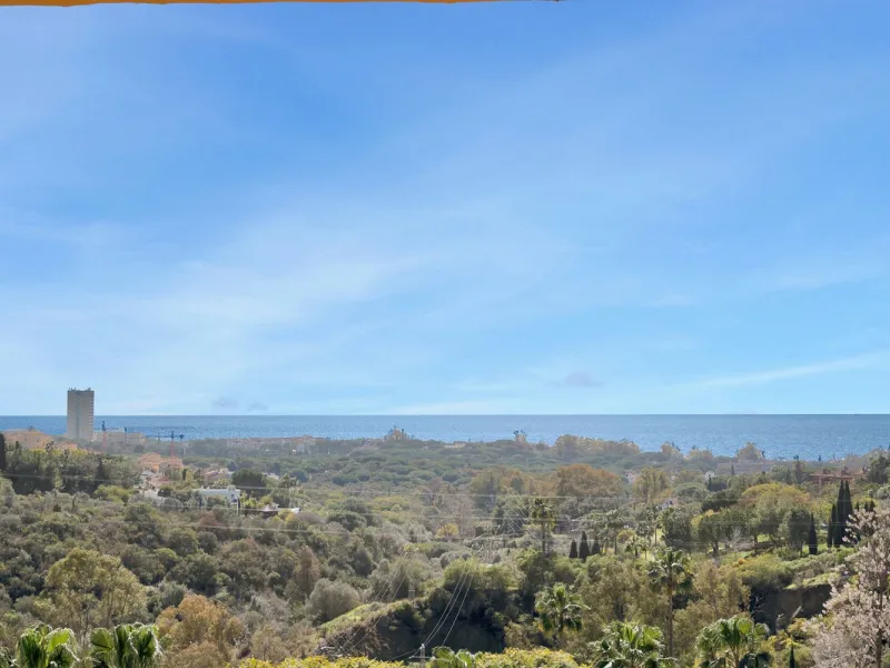 Located in the sought-after Elviria Hills community, this well-positioned 2-bedroom, 2-bathroom apartment offers stunning panoramic sea views and a full south-facing orientation. Situated in one of the best blocks of the development, this home provides a 
