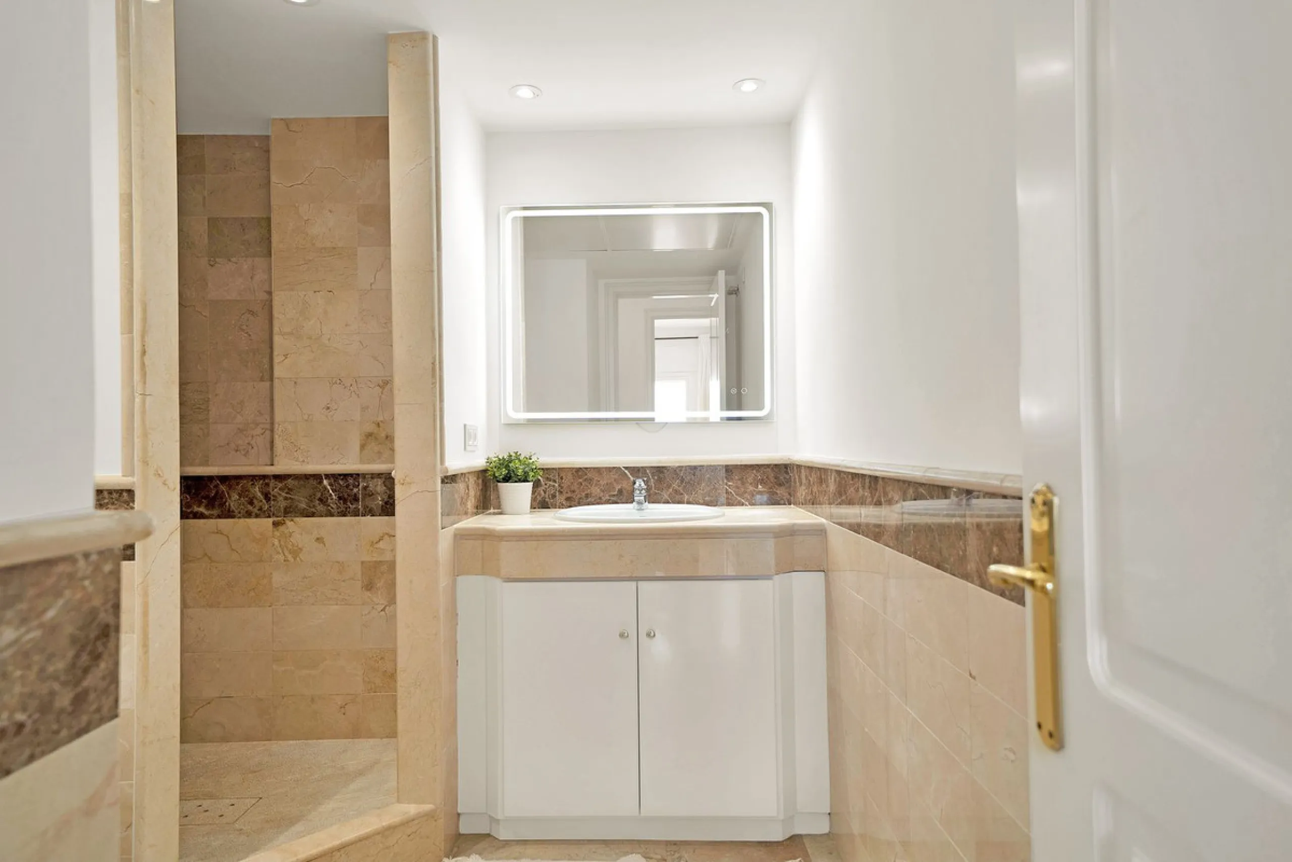 Located in the sought-after Elviria Hills community, this well-positioned 2-bedroom, 2-bathroom apartment offers stunning panoramic sea views and a full south-facing orientation. Situated in one of the best blocks of the development, this home provides a 