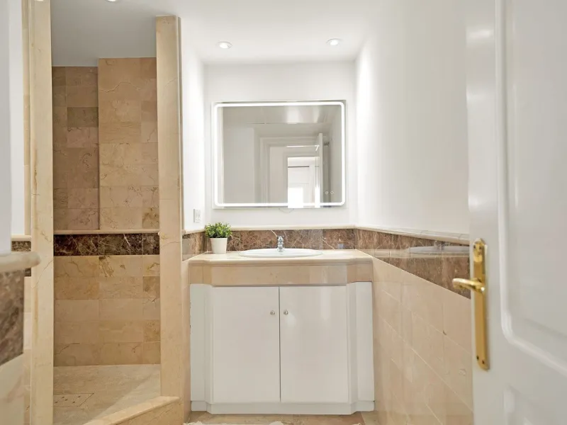 Located in the sought-after Elviria Hills community, this well-positioned 2-bedroom, 2-bathroom apartment offers stunning panoramic sea views and a full south-facing orientation. Situated in one of the best blocks of the development, this home provides a 