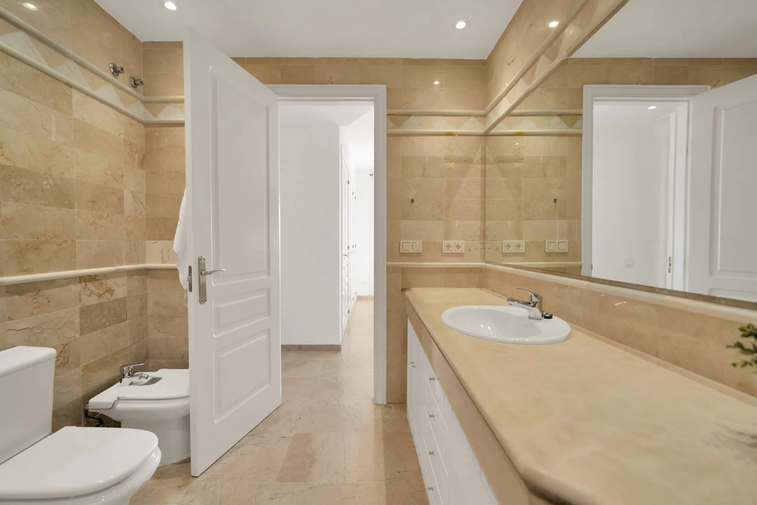 Located in the sought-after Elviria Hills community, this well-positioned 2-bedroom, 2-bathroom apartment offers stunning panoramic sea views and a full south-facing orientation. Situated in one of the best blocks of the development, this home provides a 
