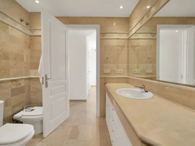 Located in the sought-after Elviria Hills community, this well-positioned 2-bedroom, 2-bathroom apartment offers stunning panoramic sea views and a full south-facing orientation. Situated in one of the best blocks of the development, this home provides a 