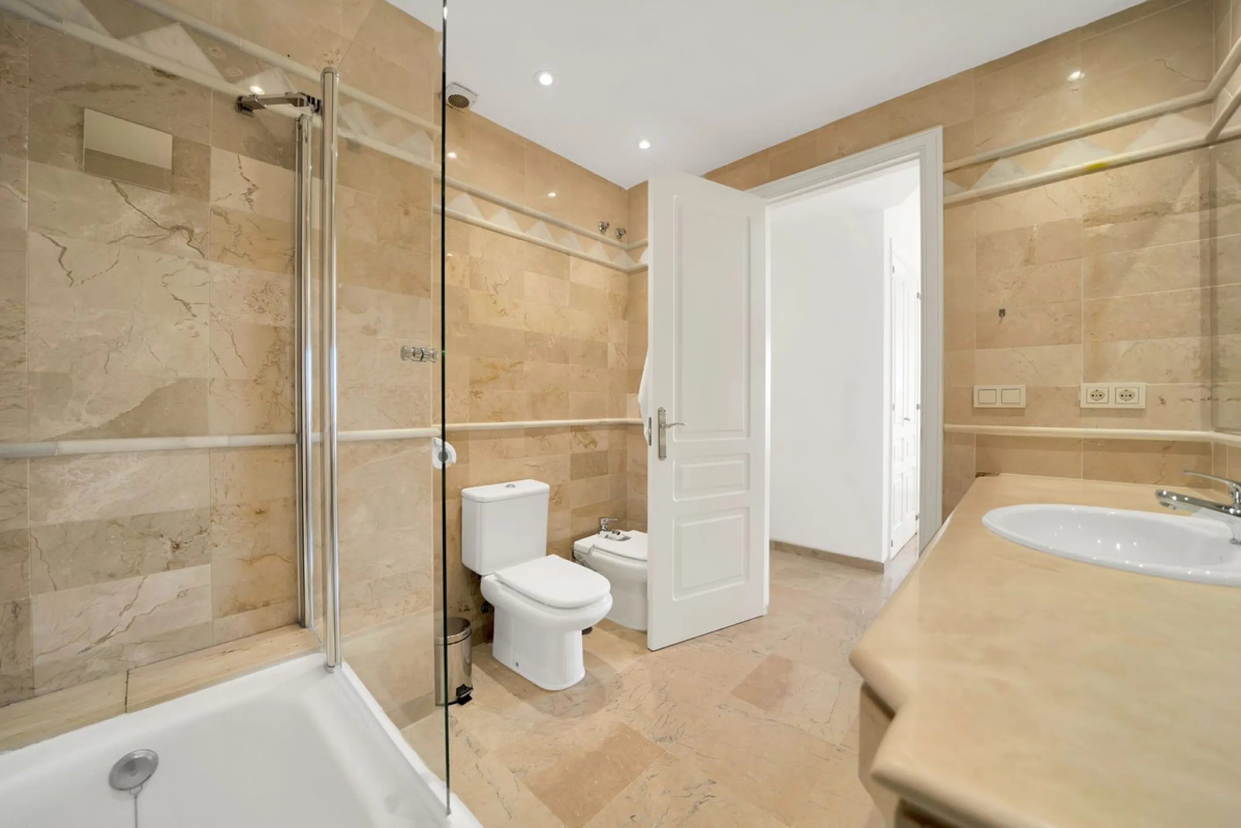 Located in the sought-after Elviria Hills community, this well-positioned 2-bedroom, 2-bathroom apartment offers stunning panoramic sea views and a full south-facing orientation. Situated in one of the best blocks of the development, this home provides a 