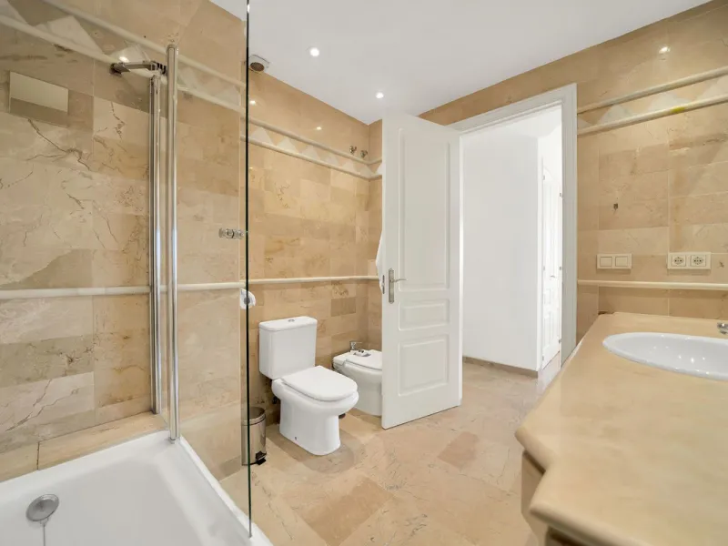 Located in the sought-after Elviria Hills community, this well-positioned 2-bedroom, 2-bathroom apartment offers stunning panoramic sea views and a full south-facing orientation. Situated in one of the best blocks of the development, this home provides a 
