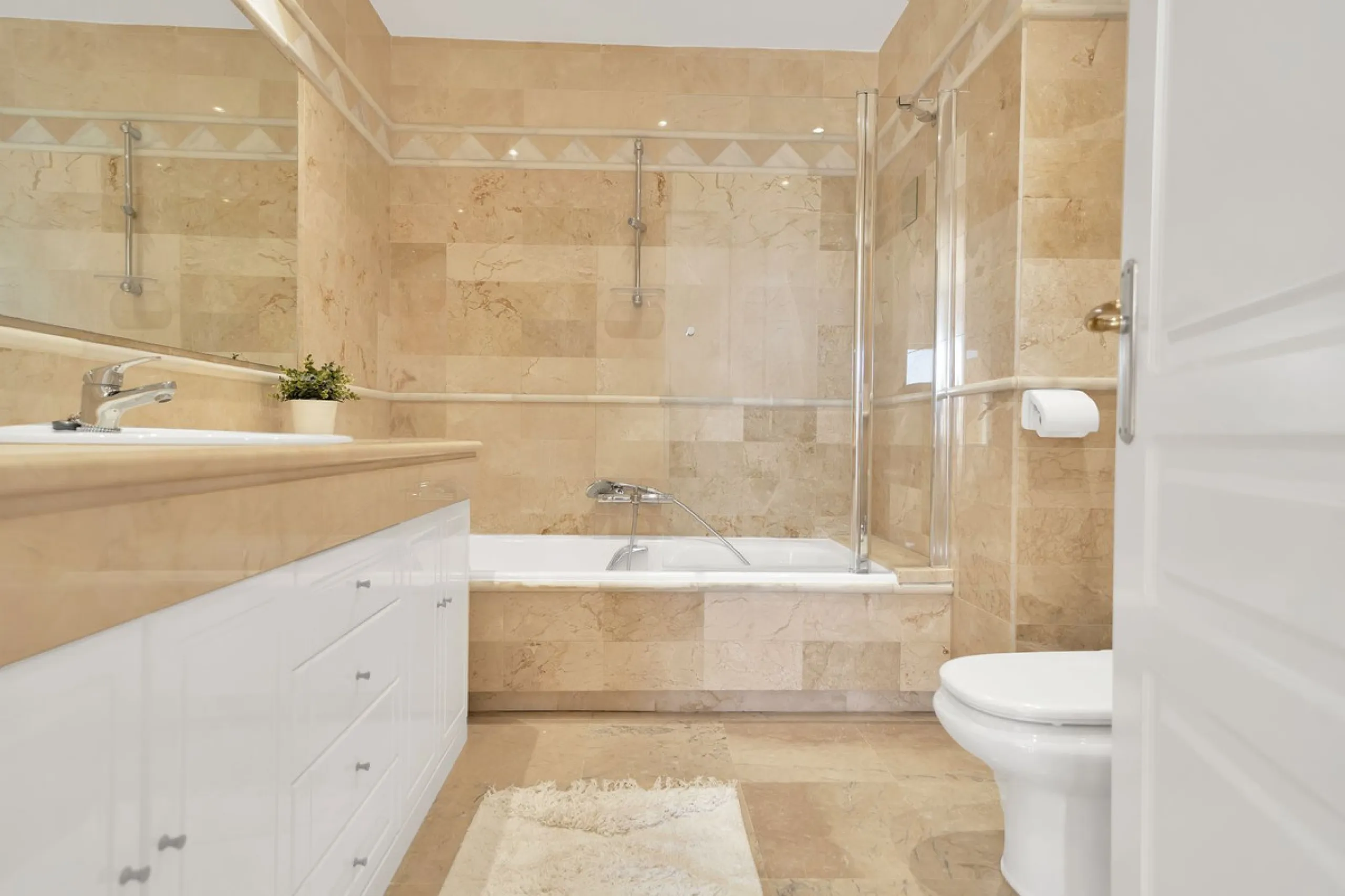 Located in the sought-after Elviria Hills community, this well-positioned 2-bedroom, 2-bathroom apartment offers stunning panoramic sea views and a full south-facing orientation. Situated in one of the best blocks of the development, this home provides a 